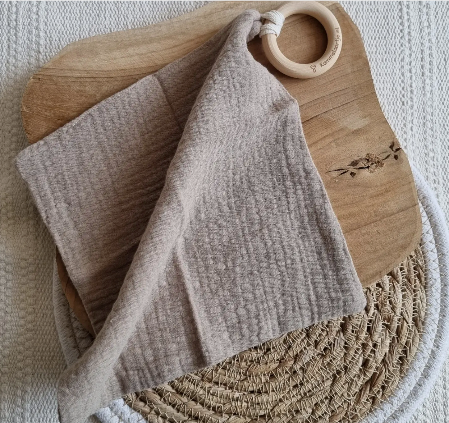 Knuffeldoekje met houten bijtring 20cmX20 cm