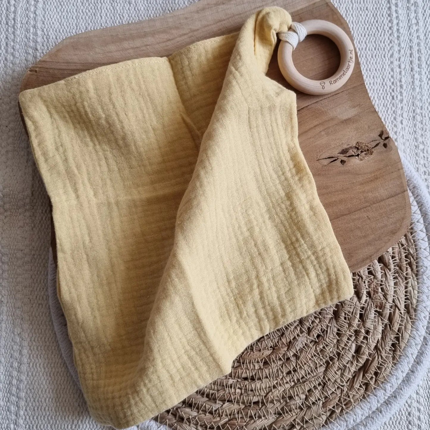 Knuffeldoekje met houten bijtring 20cmX20 cm