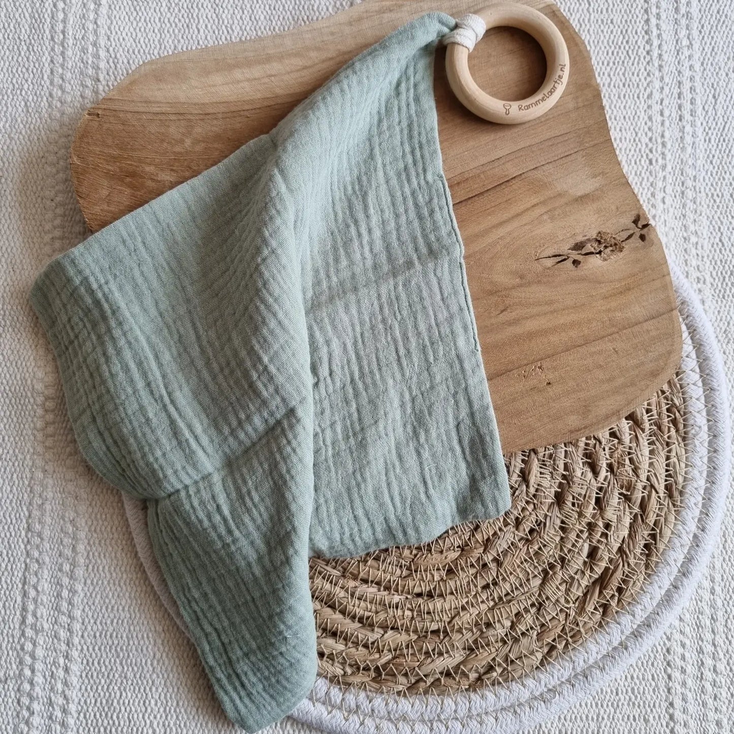 Knuffeldoekje met houten bijtring 20cmX20 cm